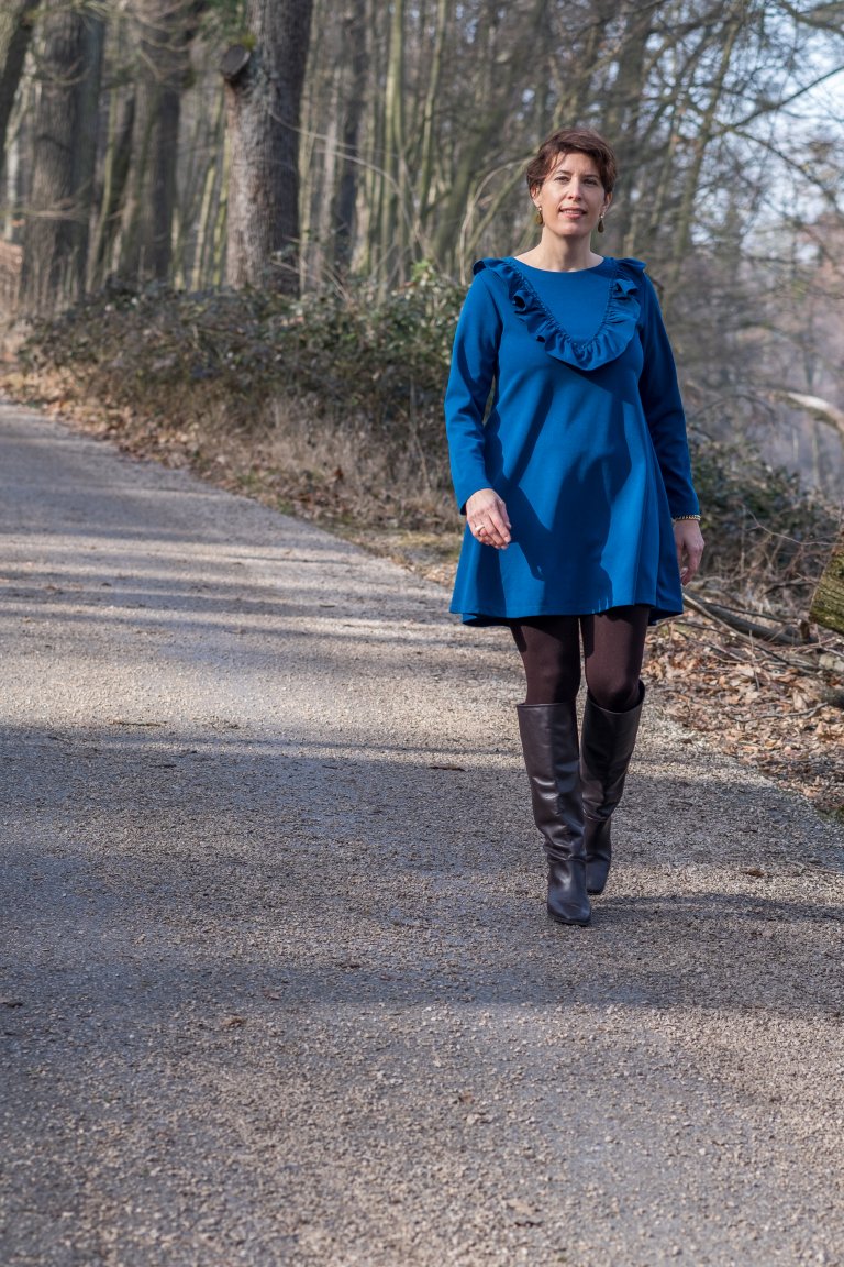 Frau in blauem Kleid auf Weg