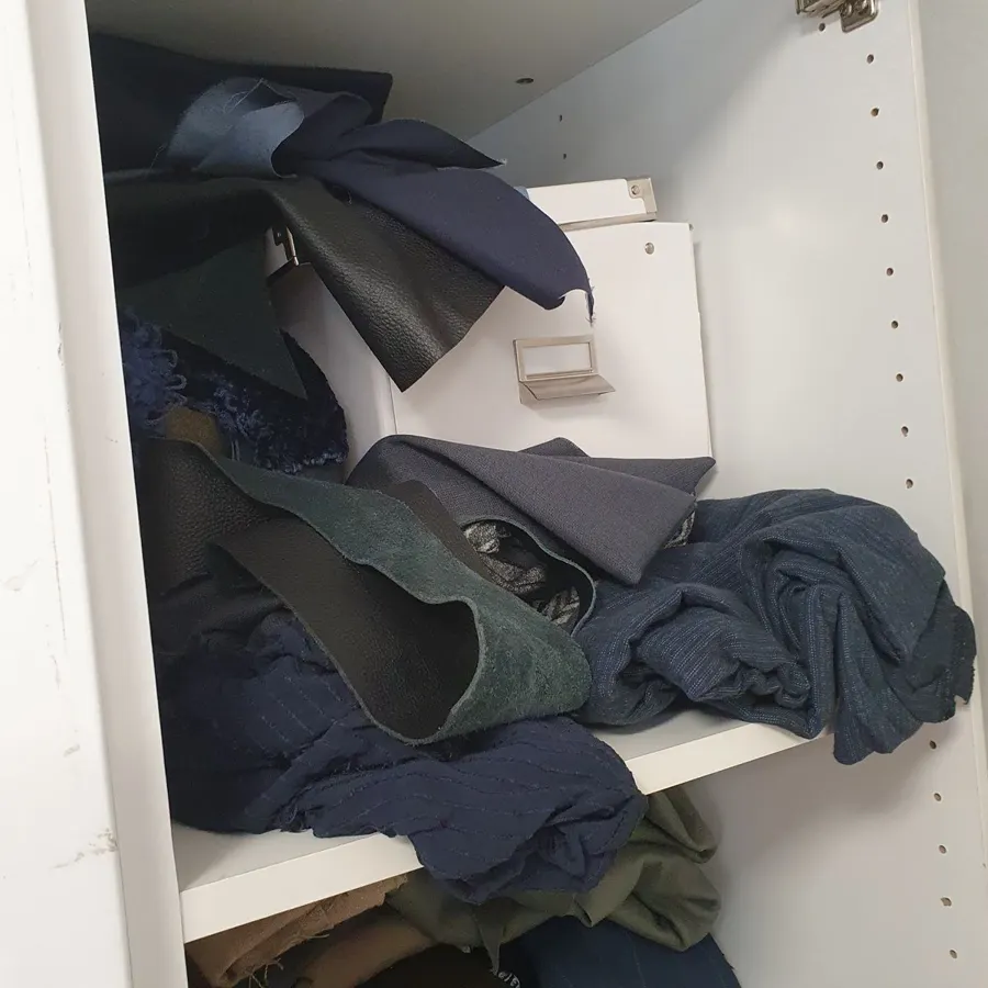 Vorher: Stoffe ungeordnet im Schrank gestapelt