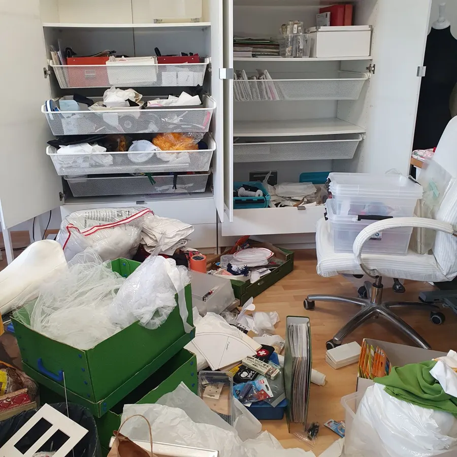 Mittendrin: das Nähzimmer beim gemeinsamen Ausmisten