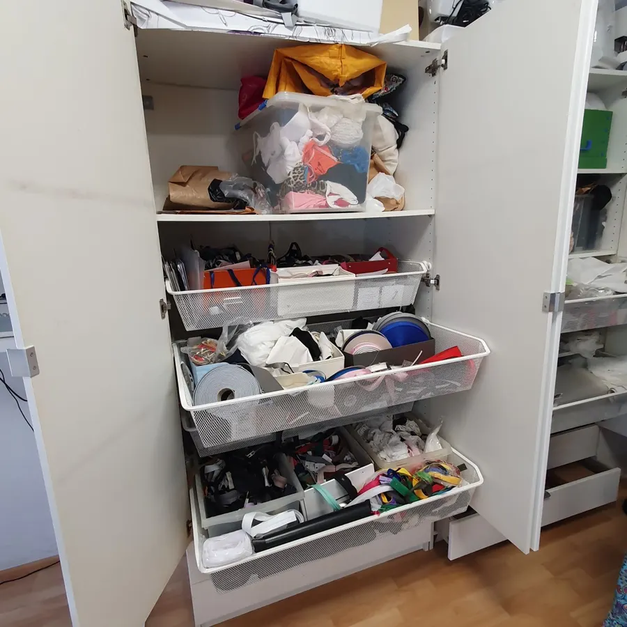 Vorher: voller Nähschrank mit überquellenden Auszügen
