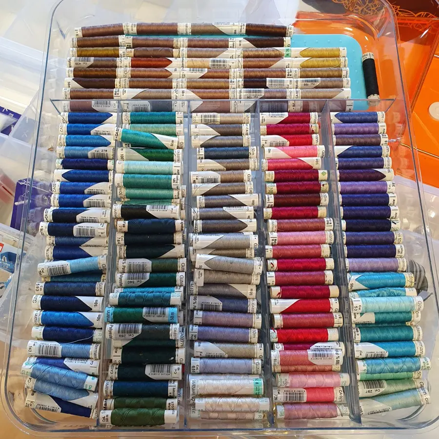 Garn nachher: Nähgarn übersichtlich nach Farben sortiert